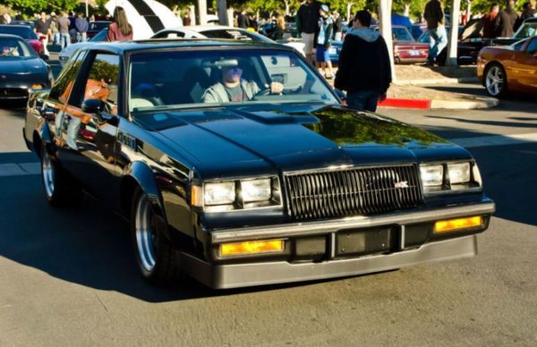 Дълго след изчезването на мощните автомобили с V8 двигател от 60-те и 70-те години на миналия век, Buick връща част от тази магия през 80-те години. Buick GNX, базиран на Grand National е оборудван с мощен V6 двигател с турбо. 
Изданието Car and Driver тества един автомобил през 1987 г. и записа време за ускорение от 0 до 100 км/ч за 4,6 секунди, което го прави една от най-бързите коли на пазара. Buick произвежда само 547 бройки, като много от тях се съхраняват в складове като инвестиции.

Малко известен факт: Buick разполага доста от тези двигатели, останали, когато компанията спира производството на GNX - така че Pontiac вземаV-6 двигателя и го слага в 1989 20th Anniversary Trans Am. 
